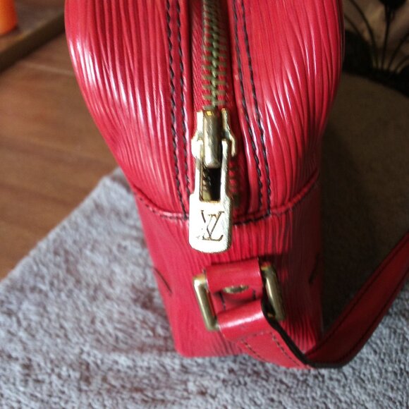 Louis Vuitton Vintage Epi Red Leather Crossbody Bag w/Dustbag - Picture 2 of 7
